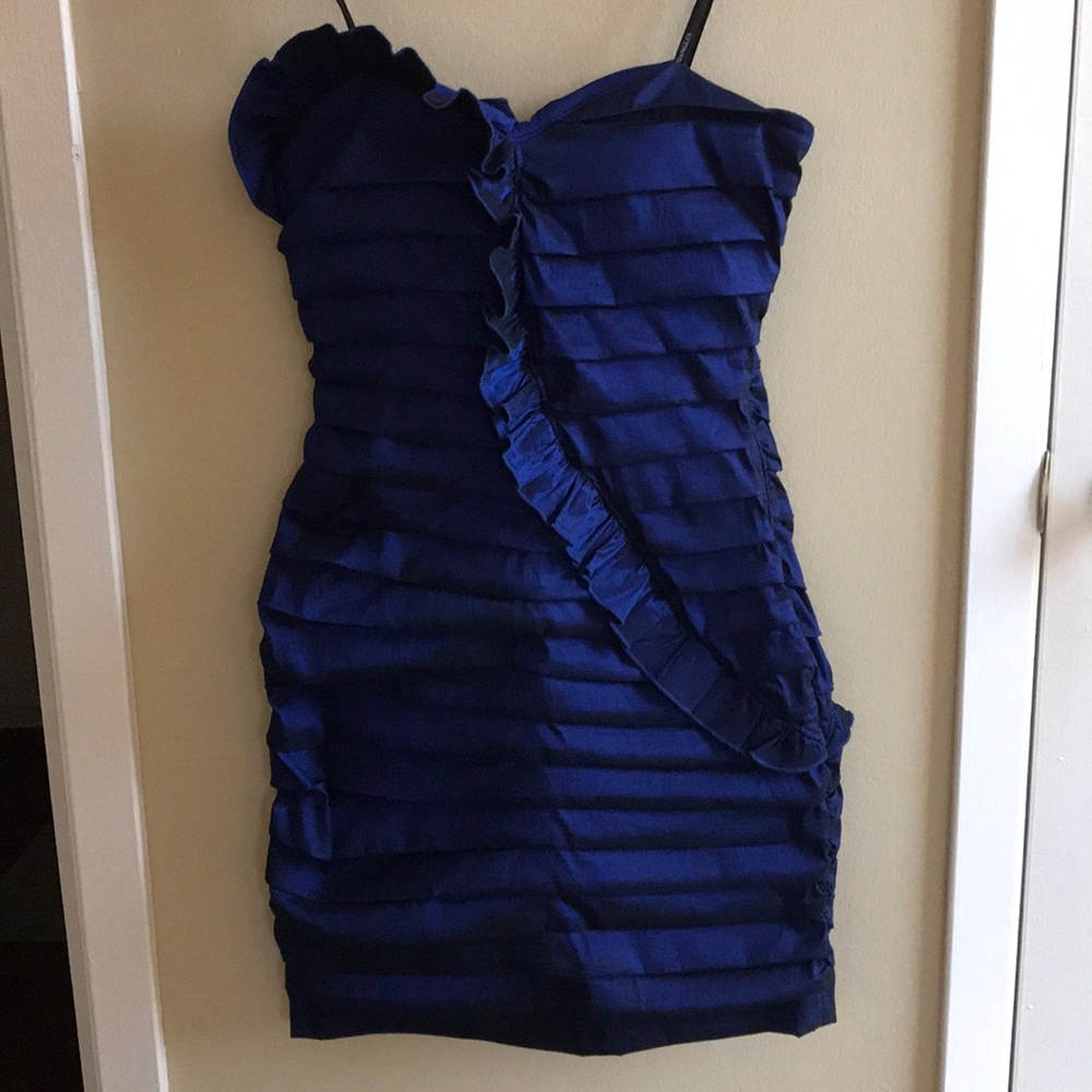 Body-con scalloped cocktail dress
